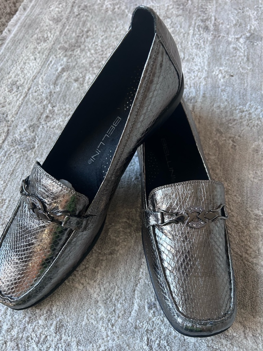 NWOB Bellini Women’s Sz 11 Classic Slip On Flats Loafers Pewter Snake Leather - Picture 2 of 8
